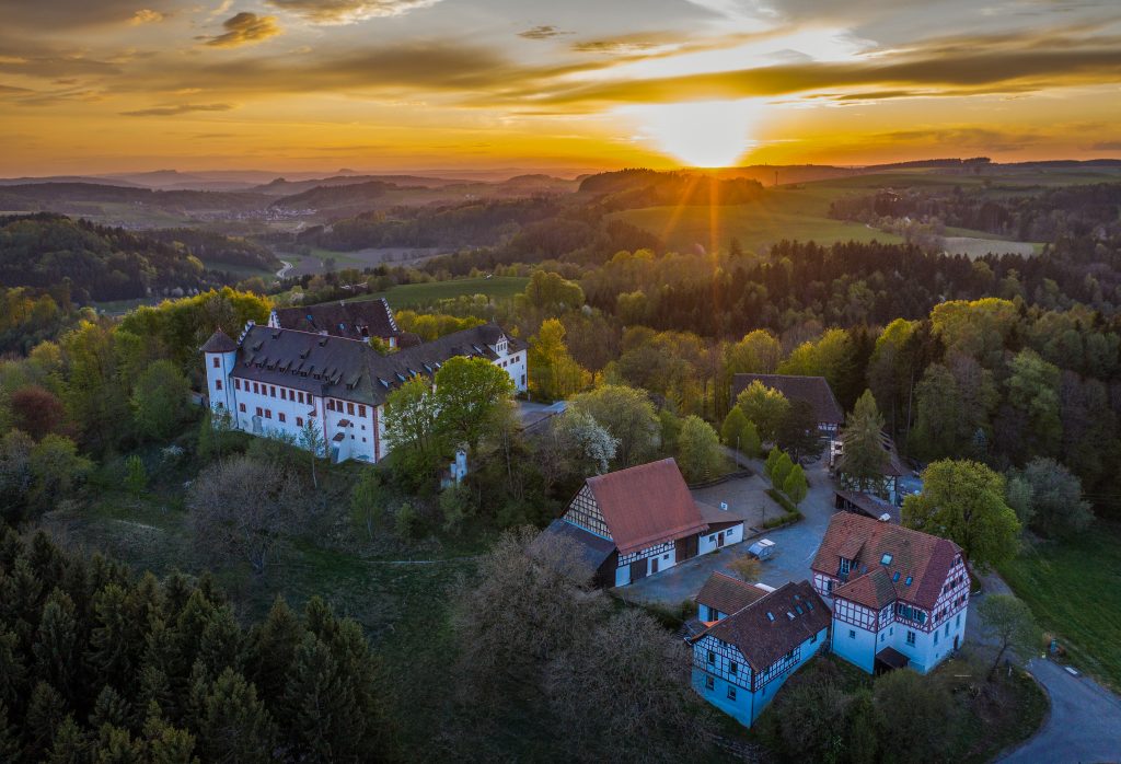 Luftbild Schloss Hohenfels bei Sonnenuntergang