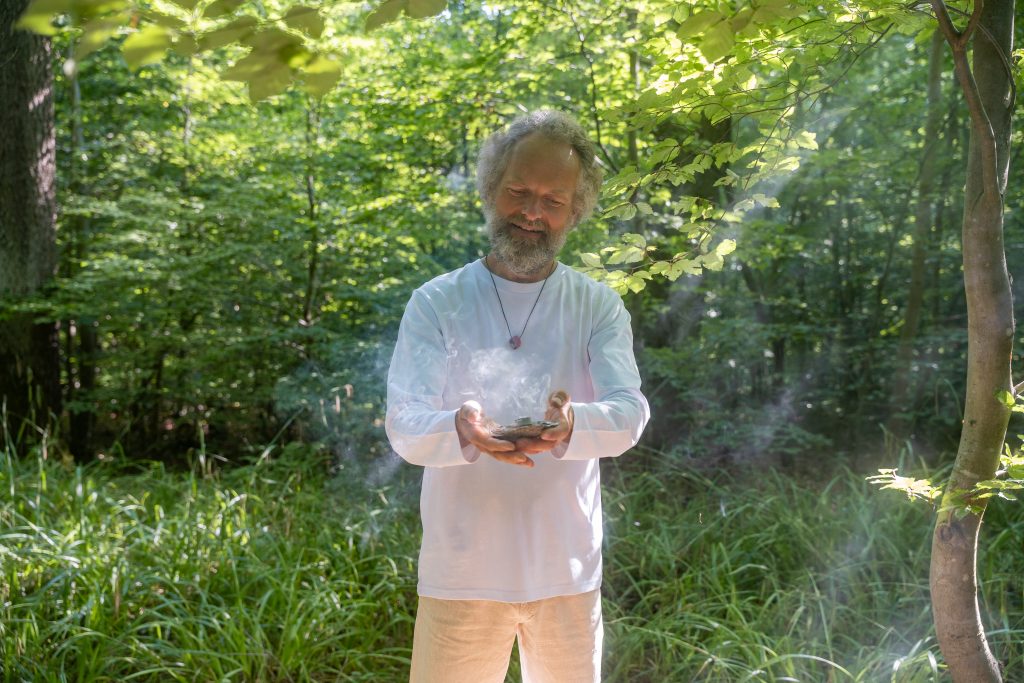 Alexander Hassenstein mit Räucherung im Wald