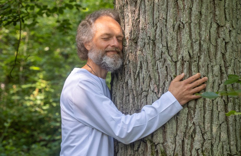 Alexander Hassenstein umarmt einen Baum